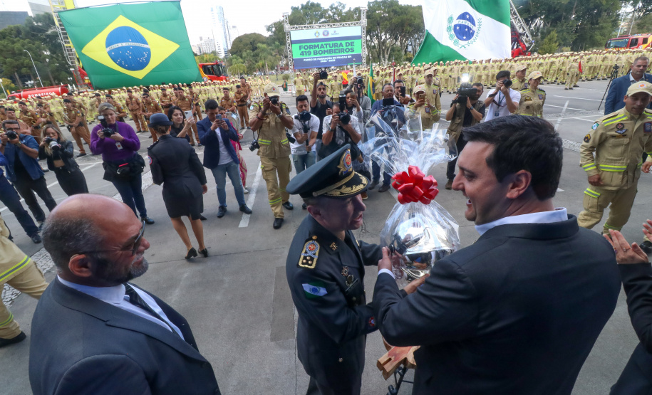 Na maior contratação em dez anos, 419 bombeiros se formam para atuar em todo o Paraná