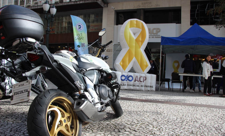 Ciclistas e pedestres da XV de Novembro, em Curitiba, recebem materiais educativos do trânsito