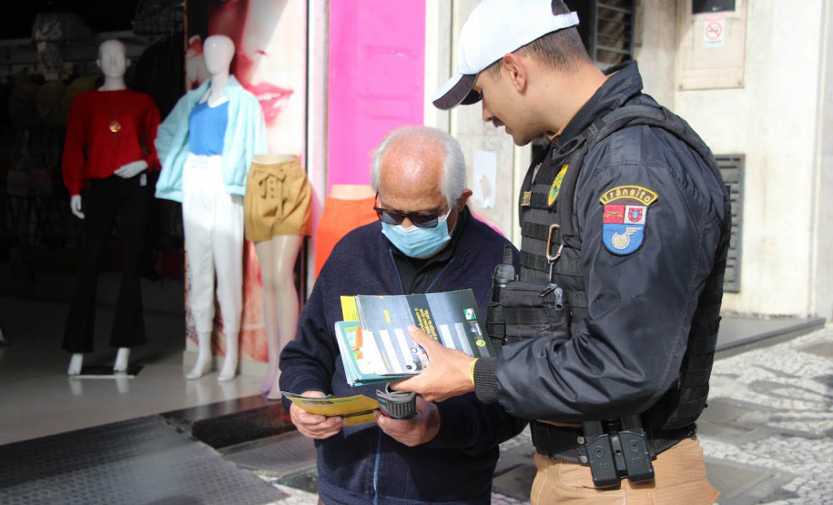 Ciclistas e pedestres da XV de Novembro, em Curitiba, recebem materiais educativos do trânsito