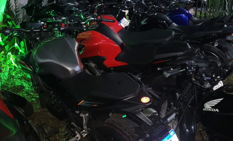PM prende quatro pessoas e apreende 20 motocicletas durante abordagem em Curitiba
