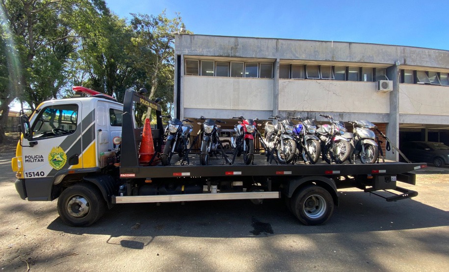 PM prende quatro pessoas e apreende 20 motocicletas durante abordagem em Curitiba