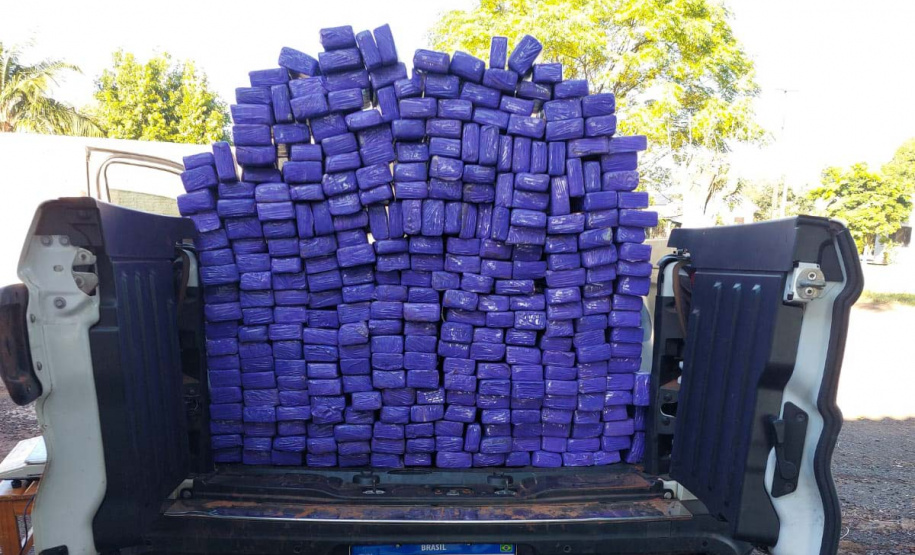 Operação policial em fronteiras e divisas apreende 186 quilos de drogas na PR-480, em Realeza