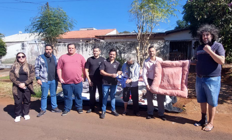 Polícia Penal doa camas e roupas pet feitas por detentos a abrigo de animais em Cascavel