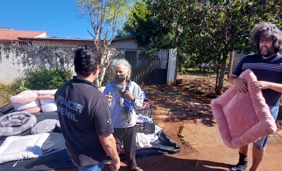Polícia Penal doa camas e roupas pet feitas por detentos a abrigo de animais em Cascavel