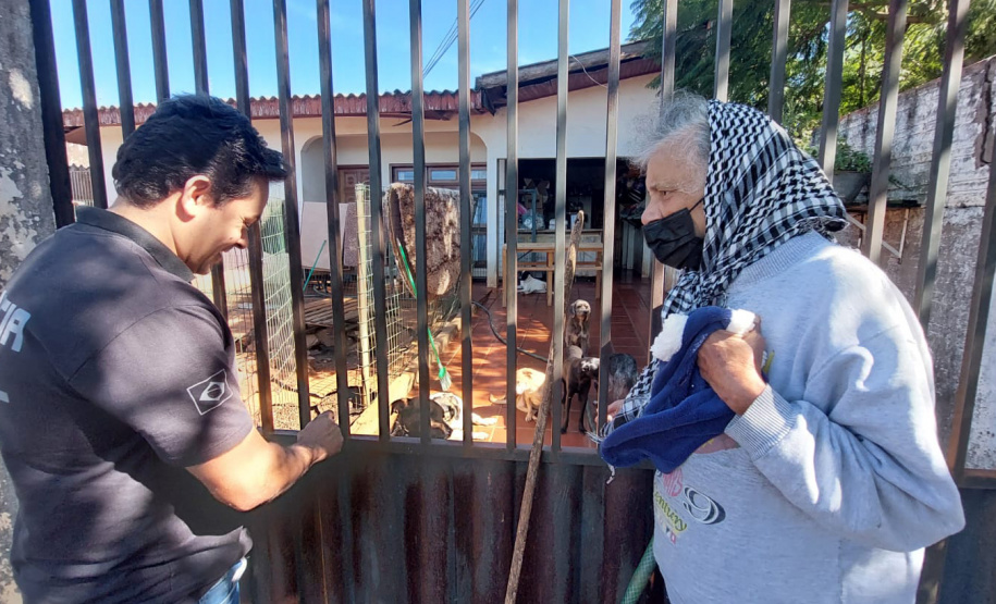 Polícia Penal doa camas e roupas pet feitas por detentos a abrigo de animais em Cascavel