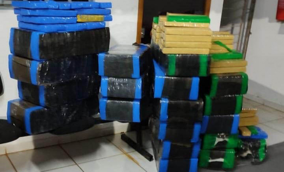 O Batalhão de Polícia Ambiental - Força Verde da Polícia Militar do Paraná apreendeu, nesta segunda-feira (12), mais de meia tonelada de drogas em Umuarama, na região Noroeste do Estado.