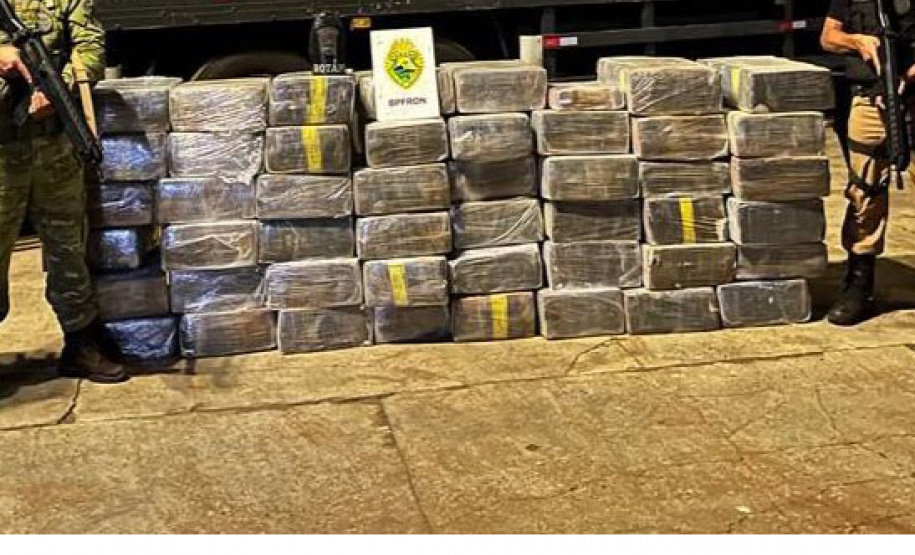 Polícia Militar apreende caminhão com uma tonelada de maconha em Medianeira