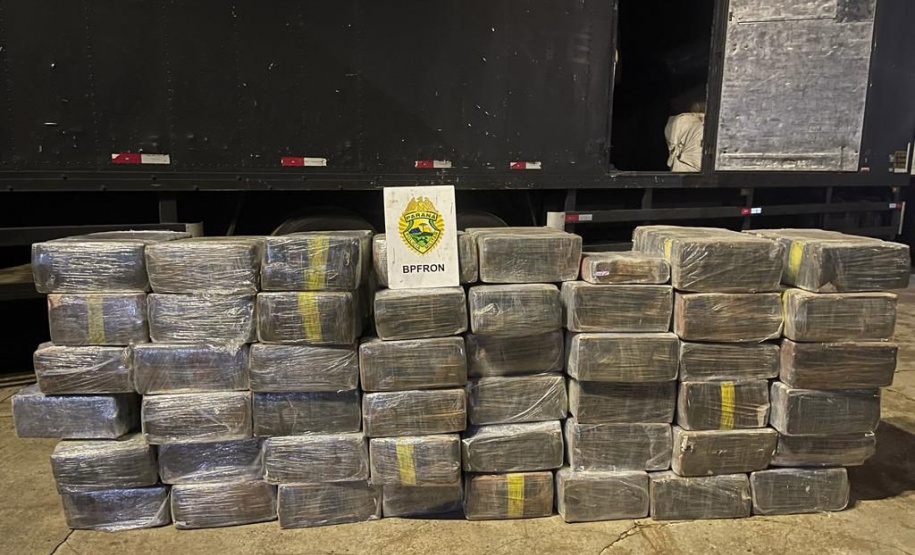 Polícia Militar apreende caminhão com uma tonelada de maconha em Medianeira