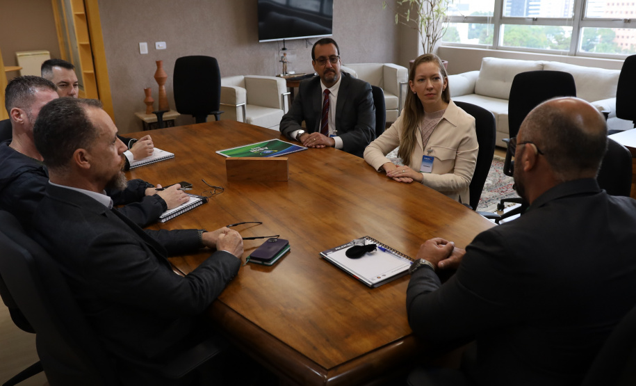 Secretário Hudson recebe representantes da ABIN