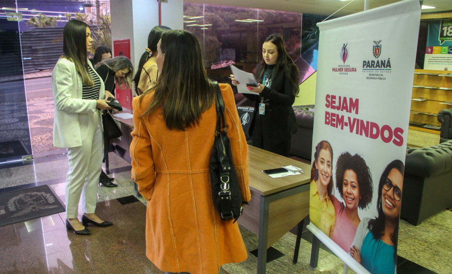 Para reduzir a violência doméstica e feminicídio, Paraná lança Programa Mulher Segura