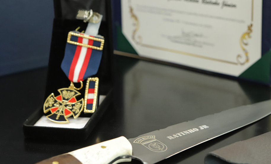 Governador recebe a medalha Guardiões do Palácio Iguaçu, da Casa Militar