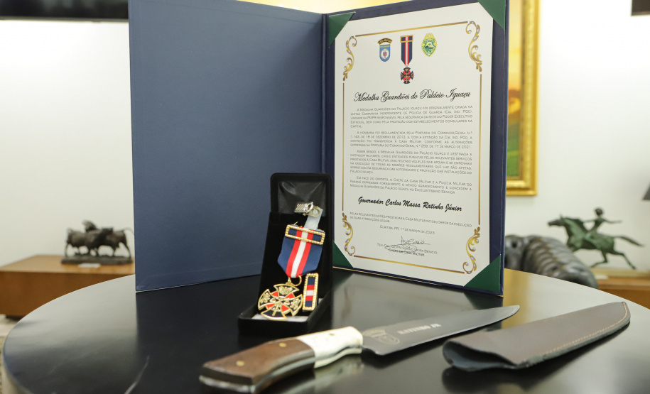 Governador recebe a medalha Guardiões do Palácio Iguaçu, da Casa Militar