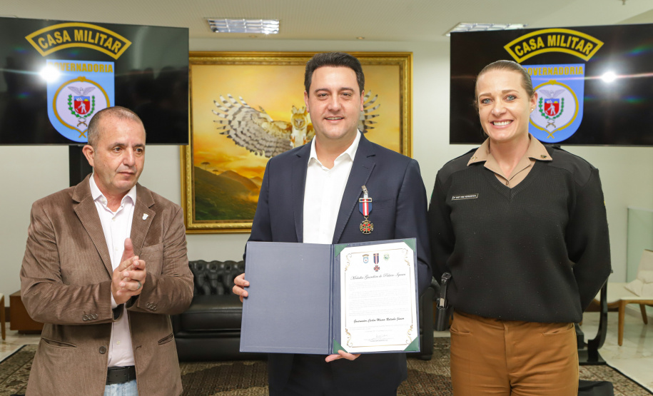 Governador recebe a medalha Guardiões do Palácio Iguaçu, da Casa Militar