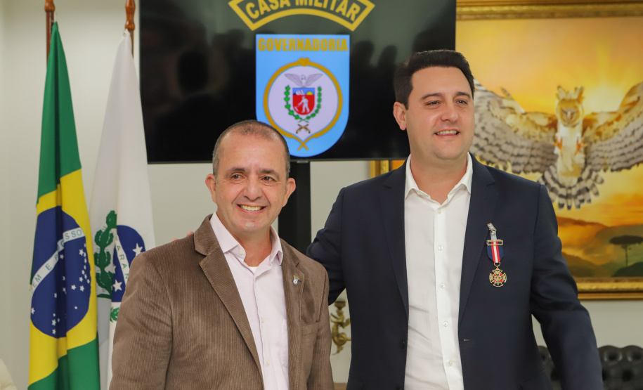 Governador recebe a medalha Guardiões do Palácio Iguaçu, da Casa Militar