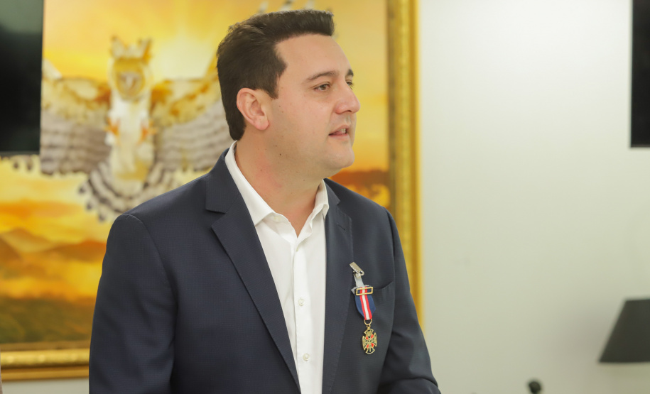 Governador recebe a medalha Guardiões do Palácio Iguaçu, da Casa Militar