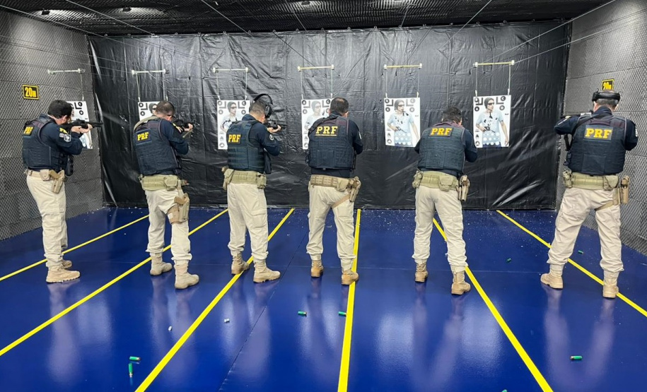 Polícia Penal do Paraná instrui agentes da PRF com técnicas de uso de espingarda calibre 12