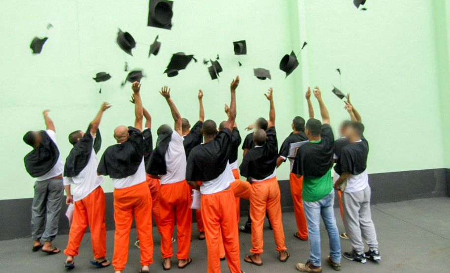 Custodiados de Maringá ganham nova profissão após capacitação em pintura imobiliária