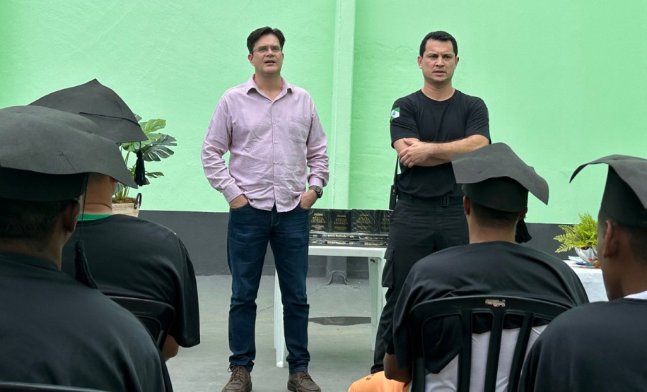 Custodiados de Maringá ganham nova profissão após capacitação em pintura imobiliária