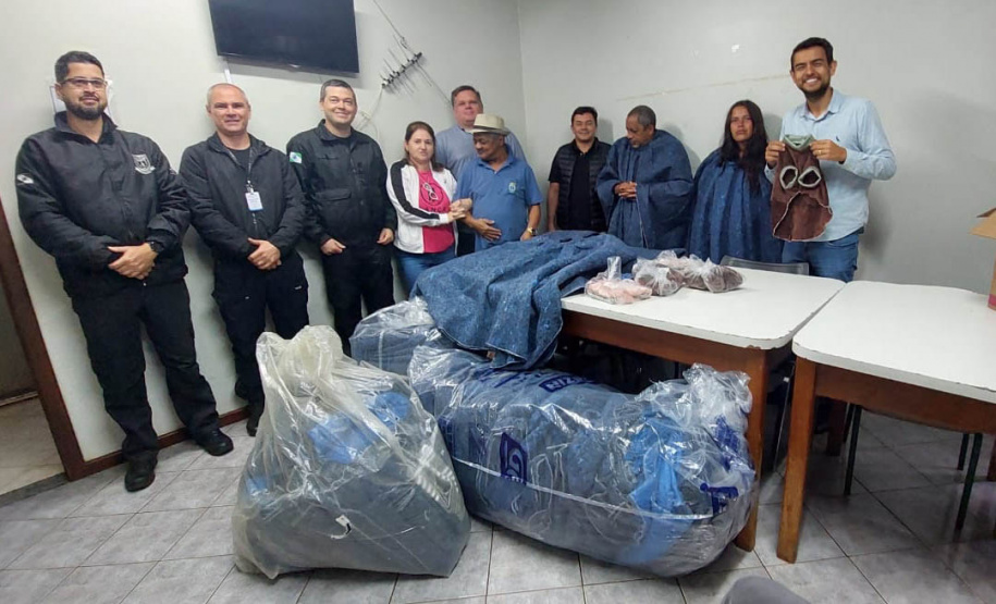 Custodiados produzem ponchos e roupas pet para moradores e cães de rua em Cascavel