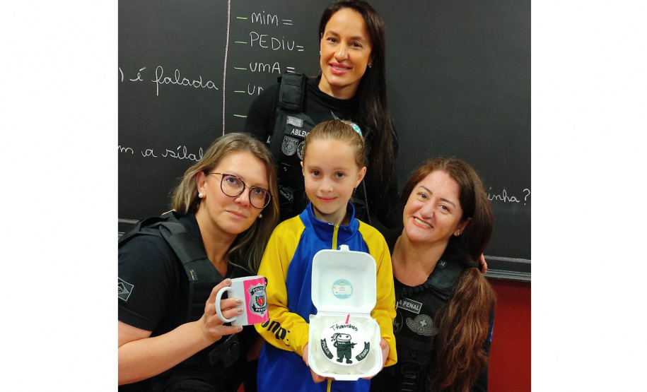 Policiais penais fazem festa surpresa para aluna de 8 anos, em Cantagalo