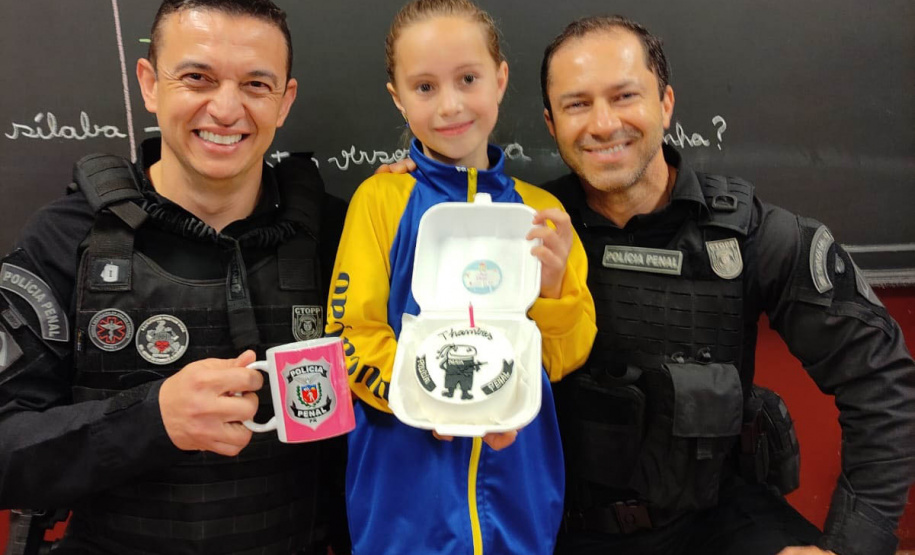 Policiais penais fazem festa surpresa para aluna de 8 anos, em Cantagalo