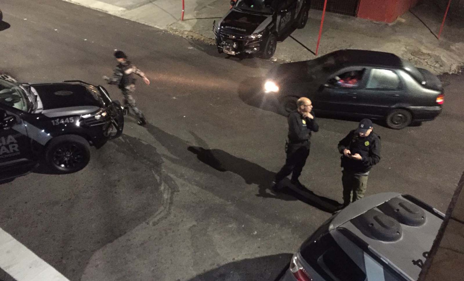 Polícia Militar cumpre mandados contra o tráfico de drogas em bairro de Curitiba