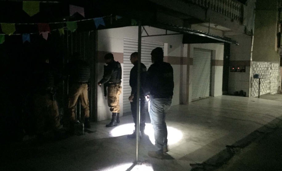Polícia Militar cumpre mandados contra o tráfico de drogas em bairro de Curitiba