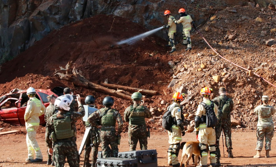 Bombeiros militares participam de operação humanitária no Paraná