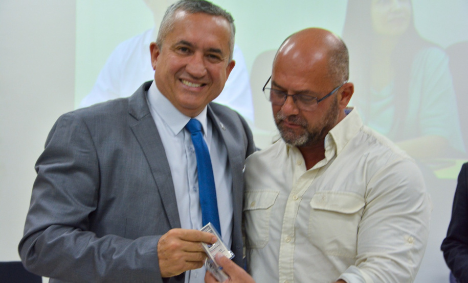 Polícia Penal do Paraná inicia entrega de novas identidades funcionais aos servidores