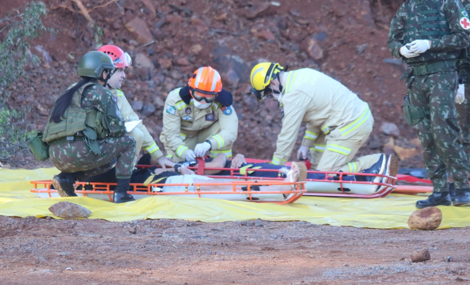 Bombeiros militares participam de operação humanitária no Paraná