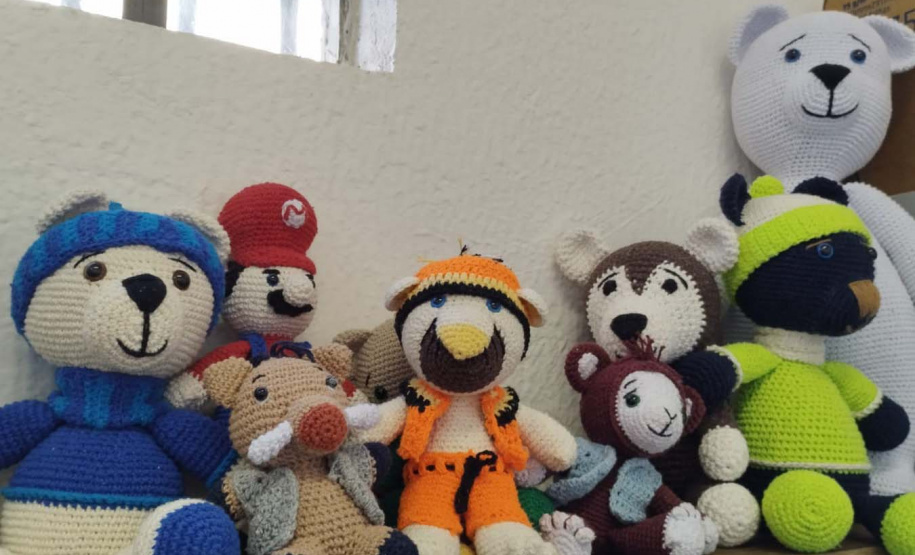 Detentos de Foz do Iguaçu confeccionam bonecos de crochê para crianças carentes