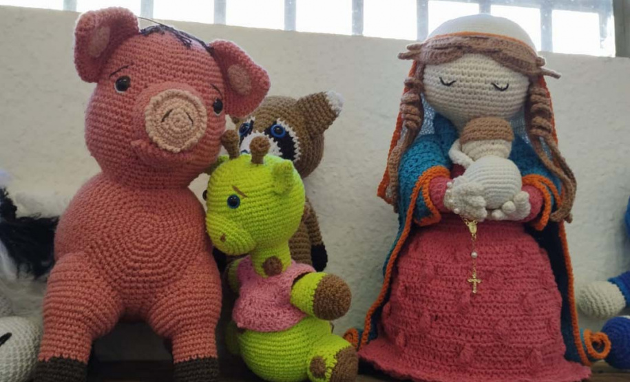 Detentos de Foz do Iguaçu confeccionam bonecos de crochê para crianças carentes