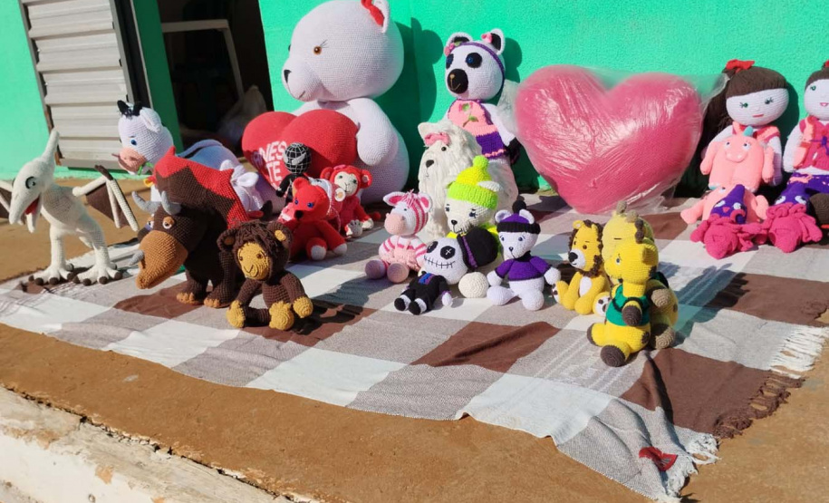 Detentos de Foz do Iguaçu confeccionam bonecos de crochê para crianças carentes