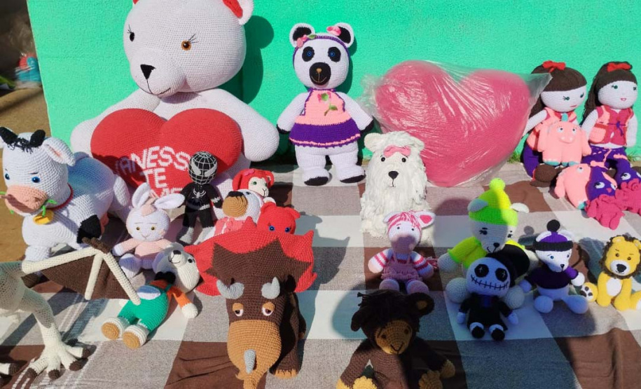 Detentos de Foz do Iguaçu confeccionam bonecos de crochê para crianças carentes