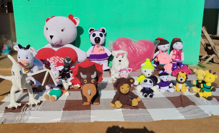 Detentos de Foz do Iguaçu confeccionam bonecos de crochê para crianças carentes