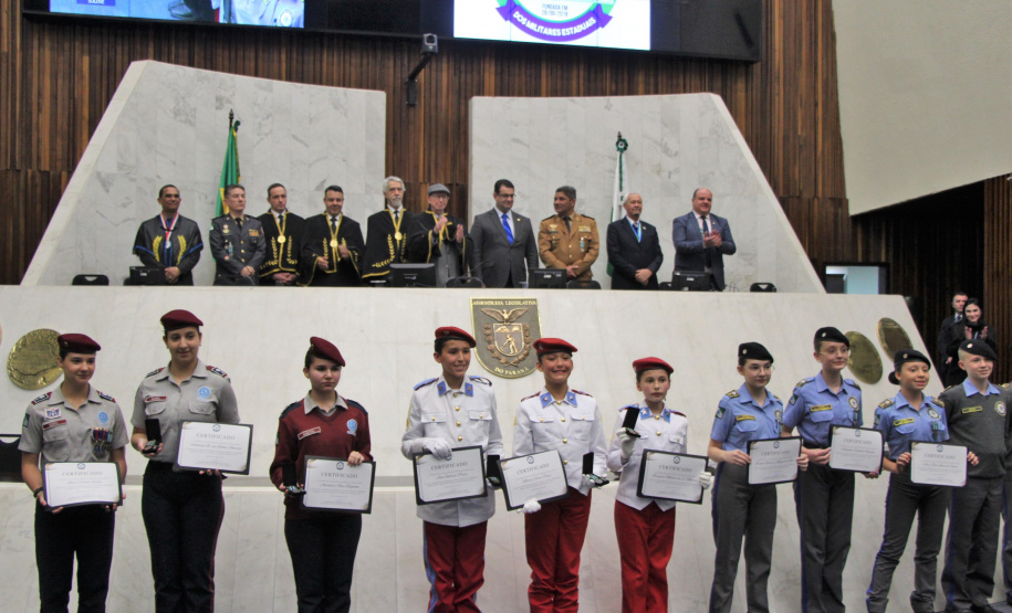Academia de Letras dos Militares Estaduais do Paraná é homenageada em sessão solene na Alep