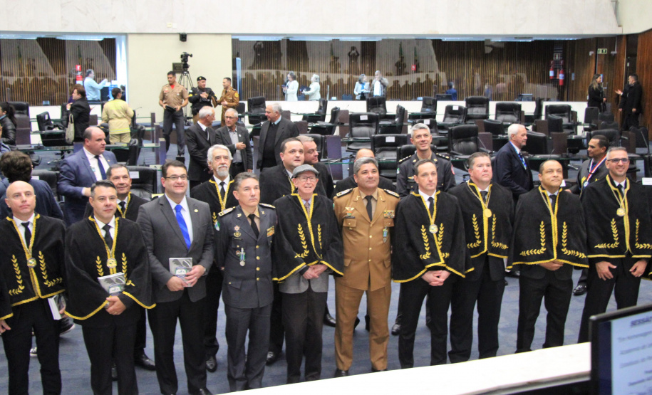 Academia de Letras dos Militares Estaduais do Paraná é homenageada em sessão solene na Alep