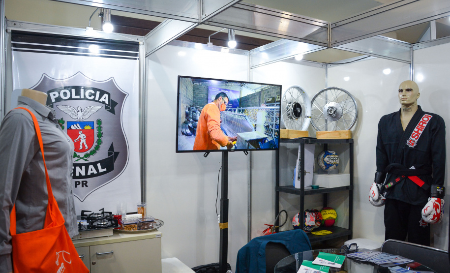Polícia Penal expõe materiais produzidos com mão de obra prisional em feira industrial