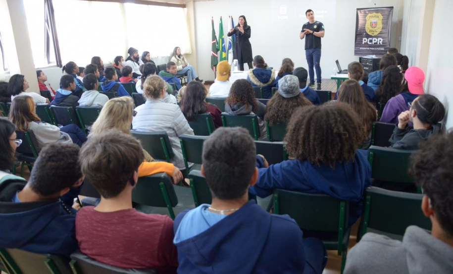 Polícia Civil ministra palestra para 58 alunos surdos em escola na Capital