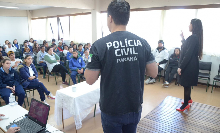 Polícia Civil ministra palestra para 58 alunos surdos em escola na Capital