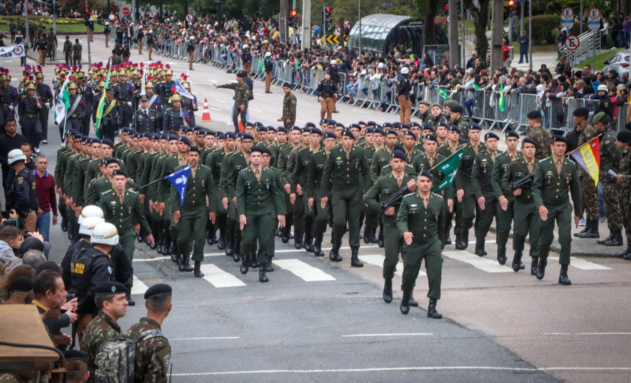 Milhares de pessoas participam do desfile de 7 de setembro em Curitiba