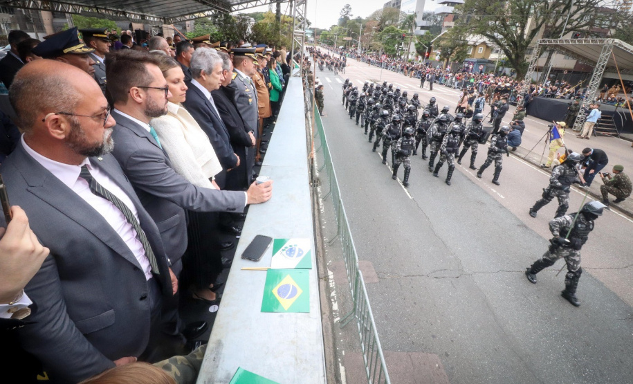 Milhares de pessoas participam do desfile de 7 de setembro em Curitiba
