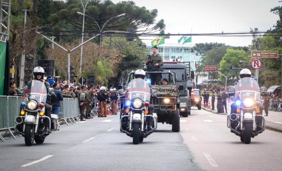 Milhares de pessoas participam do desfile de 7 de setembro em Curitiba