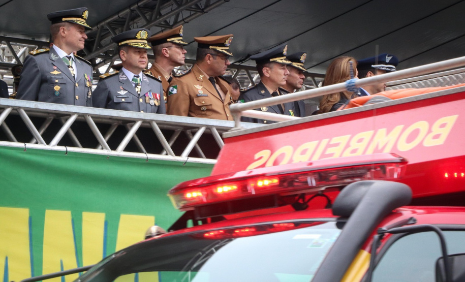 Milhares de pessoas participam do desfile de 7 de setembro em Curitiba