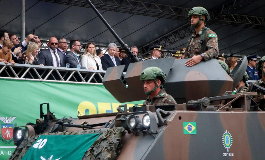 Milhares de pessoas participam do desfile de 7 de setembro em Curitiba