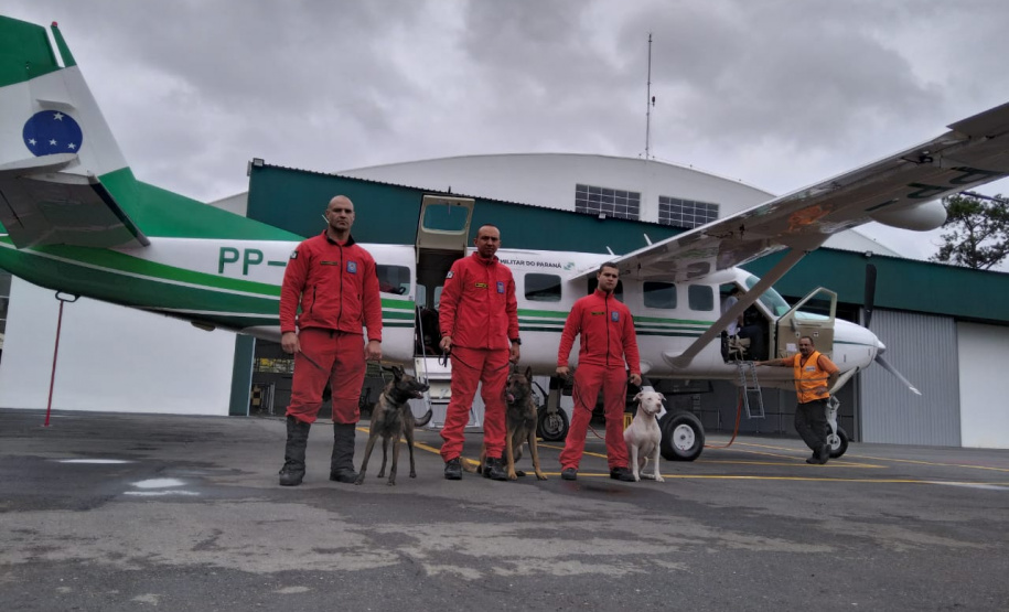 Bombeiros e cães do Paraná embarcaram neste sábado para ajudar o Rio Grande do Sul