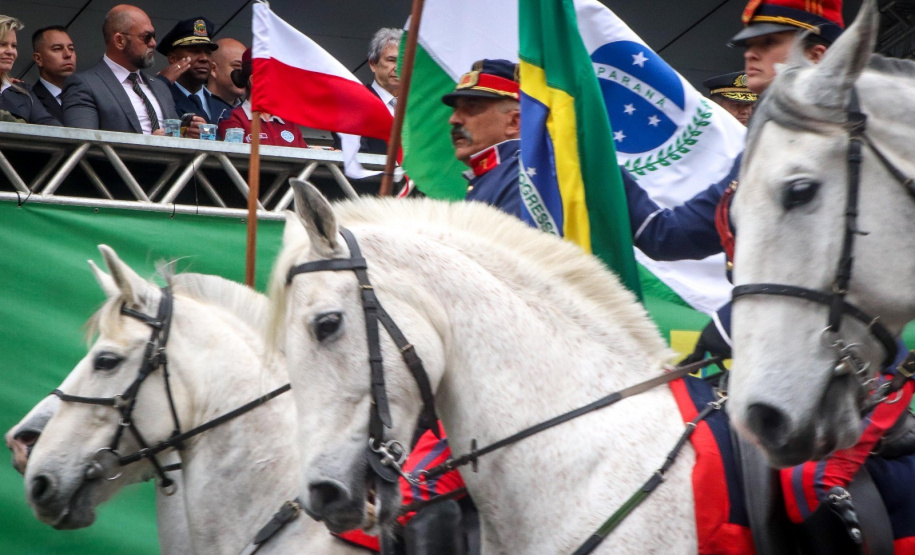 Milhares de pessoas participam do desfile de 7 de setembro em Curitiba