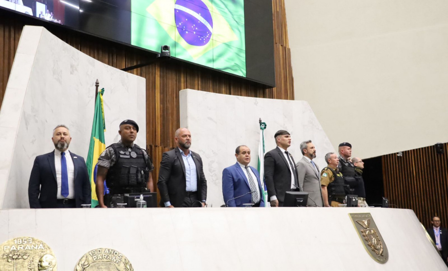 Policiais da Rone recebem homenagem na Assembléia Legislativa do Paraná