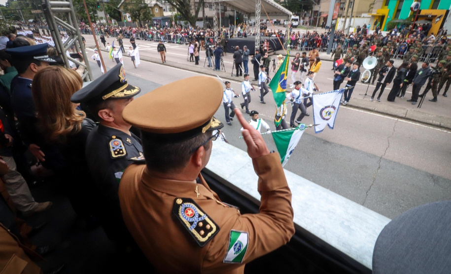 Milhares de pessoas participam do desfile de 7 de setembro em Curitiba