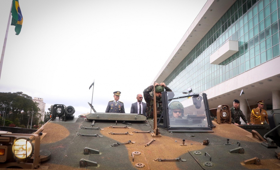 Milhares de pessoas participam do desfile de 7 de setembro em Curitiba